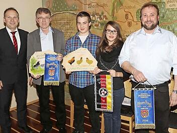 Im Gemeinderat wurden die erfolgreichen Züchter des Geflügelzuchtvereins geehrt. Von links: Bürgermeister Jochen Partheymüller, Hilmar Neder, Tobias, Ramona und Roland Hümmer  Foto: Klaus Gagel