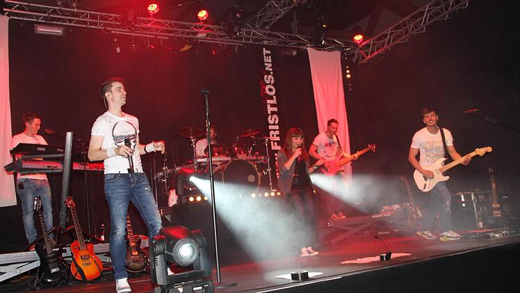 Die Rockband "Fristlos" heizte den zumeist jungen Publikum richtig ein.