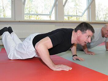 Knieliegestütze nimmt Ju-Jutsu-Meister Helmut immer wieder in sein Training mit auf. Foto: Natalie Schalk