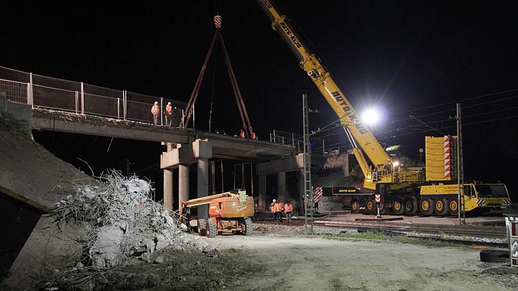 Die Brücke zwischen Kersbach und Baiersdorf wird demontiert. Foto: Josef Hofbauer