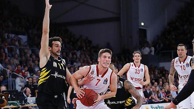 Aleksej Nikolic zieht am Tübinger Alvaro Munoz (l.) energisch vorbei zum Korb. Foto: Daniel Löb