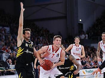 Aleksej Nikolic zieht am Tübinger Alvaro Munoz (l.) energisch vorbei zum Korb. Foto: Daniel Löb