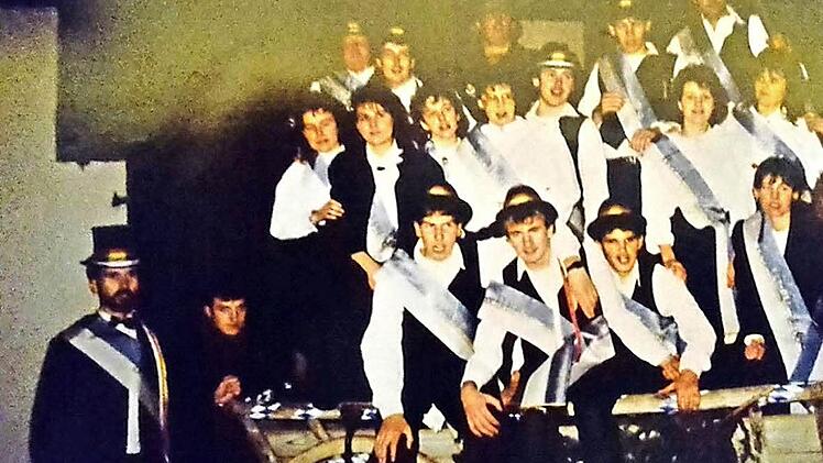 Schmuck war die Burgläurer Kirmesgesellschaft schon immer anzuschauen, wie hier bei ihrer "Wiederauferstehung" im Jahr 1986.  Foto: Archiv Manfred Mellenthin