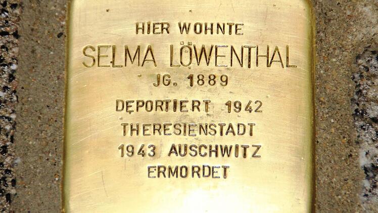 In der Ludwigstraße erinnert ein Stein an Selma Löwenthal .