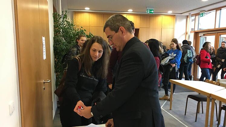 Machtdemonstration am Eingang: Jürgen Schlicher bestimmt willkürzlich nach Augenfarbe oder Verhalten, wer Privilegien bekommt und wer schlecht behandelt wird. Foto: diversity-works.de