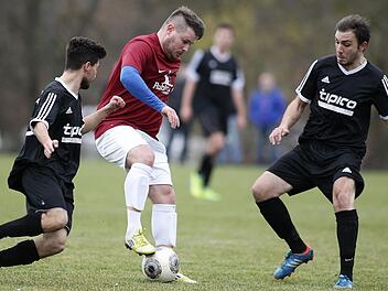 Steffen Fahner vom SC O8 Bamberg (M.) wird von den beiden "Zwölfern" Dakhwaz Khudaida Kulu (l.) und Florian Förster in die Zange genommen. Fotos: sportpress