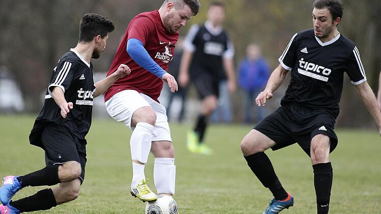 Steffen Fahner vom SC O8 Bamberg (M.) wird von den beiden "Zwölfern" Dakhwaz Khudaida Kulu (l.) und Florian Förster in die Zange genommen. Fotos: sportpress