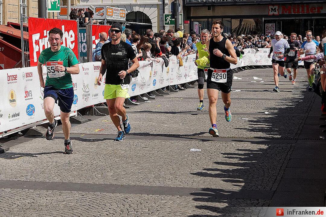 Weltkulturerbelauf 2017 in Bamberg: Der Zieleinlauf am Maxplatz