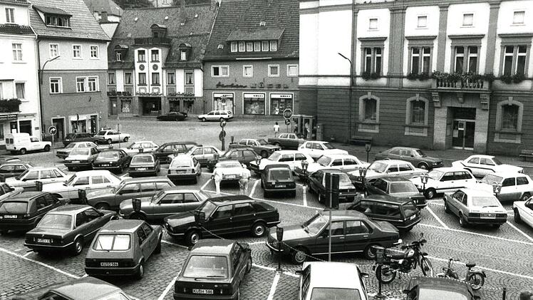 War bis 1994 mit Blechkutschen vollgestellt: der Kulmbacher Marktplatz. Dann stellte man den historischen Luitpoldbrunnen wieder auf - städtebaulich ein Quantensprung. Foto: Archiv Stephan Tiroch