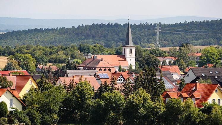 Die katholische Pfarrkirche St. Ägidius prägt das Ortsbild von Rödelmaier.Matthias Hoch