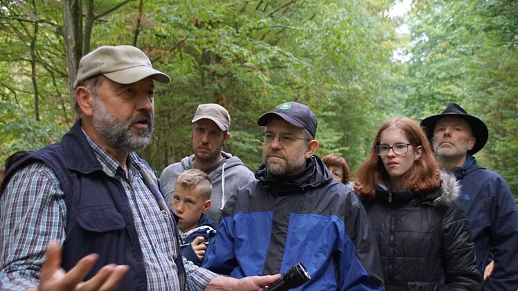 Viel Interessantes über die Fledermaus wusste bei der "Bat-Night" Anton Bäuerlein vom AK "Fledermaus" des Bundes Naturschutz in Fatschenbrunn zu erzählen.Sabine Weinbeer
