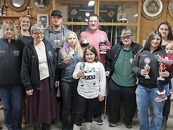 Bei der Siegerehrung stellten sich alle Beteiligten der Kamera. Unser Bild zeigt (vorne Bildmitte) Robyn Rödel, (dahinter) Adolf Lauterbach, der sich zwei Konkurrenzen holte und (vorne rechts) Melanie Teller.  Foto: Klaus-Peter Wulf