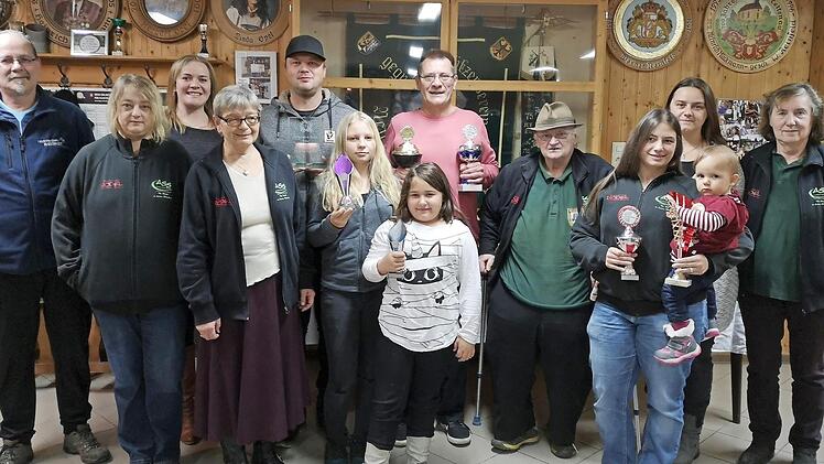 Bei der Siegerehrung stellten sich alle Beteiligten der Kamera. Unser Bild zeigt (vorne Bildmitte) Robyn Rödel, (dahinter) Adolf Lauterbach, der sich zwei Konkurrenzen holte und (vorne rechts) Melanie Teller.  Foto: Klaus-Peter Wulf