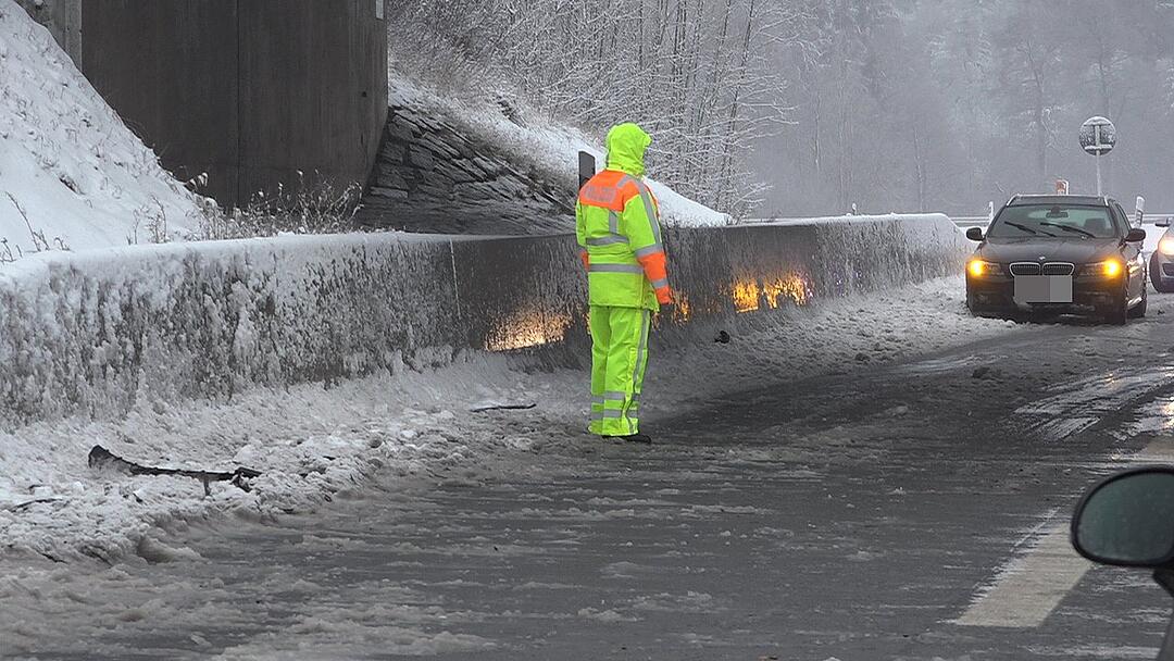 Wintereinbruch in Bayern mit zahlreichen Unfällen