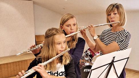 Mit den Querflöten überzeugten (von links) Sophia Scherbel und Alina Mantey, rechts Miriam Baierlipp.  Foto: Gerd Fleischmann