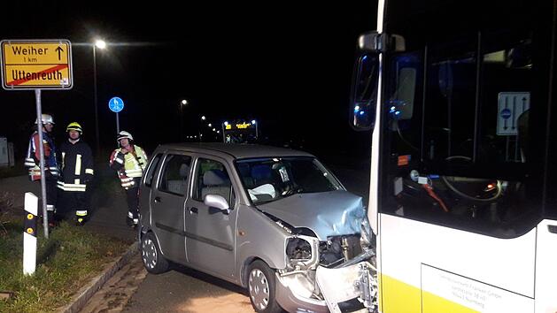 Der Unfall am Ortsausgang von  Uttenreuth Richtung Weiher f&uuml;hrte zur Stra&szlig;ensperrung und Staus auf den Ausweuchstrecken. Foto: Kreisbrandinspektion Erlangen-H&ouml;chstadt