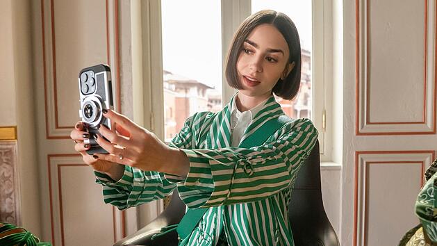F&uuml;r eine letzte Staffel kehrt Lily Collins zum Netflix-Erfolg "Emily in Paris" zur&uuml;ck.
