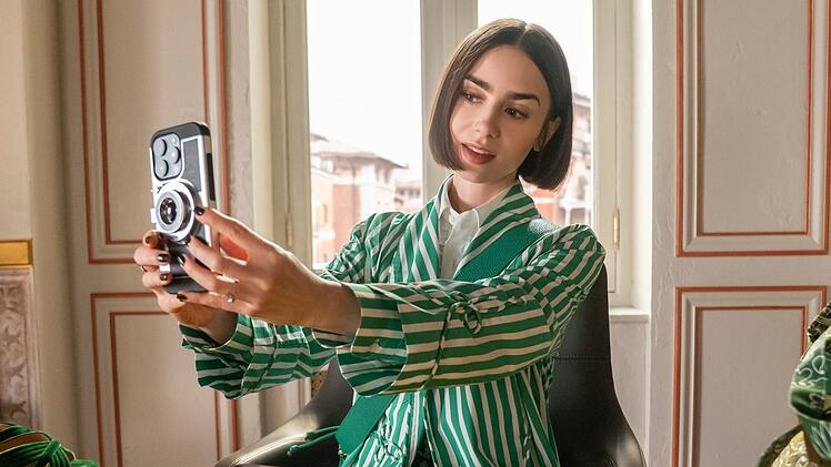F&uuml;r eine letzte Staffel kehrt Lily Collins zum Netflix-Erfolg "Emily in Paris" zur&uuml;ck.