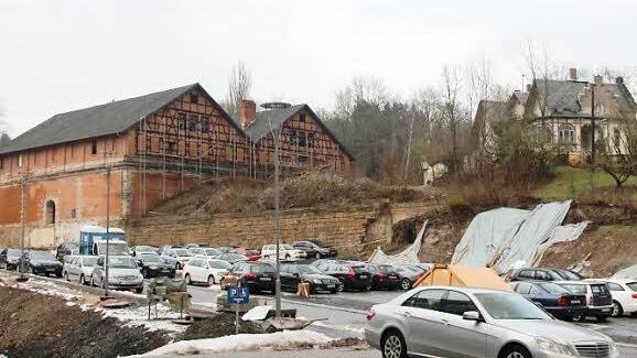 An diese Hangkante soll das Studentenwohnheim gesetzt werden. Die alten Bäume könnten zum Teil erhalten bleiben.