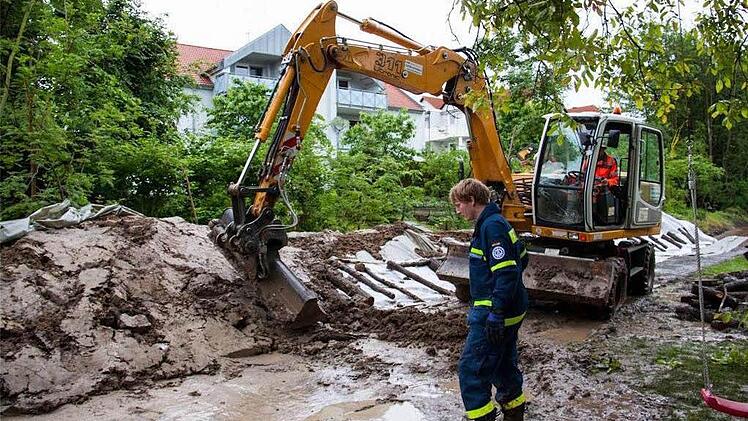 Das THW sichert in Wiesentheid einen Damm.  Foto: THW