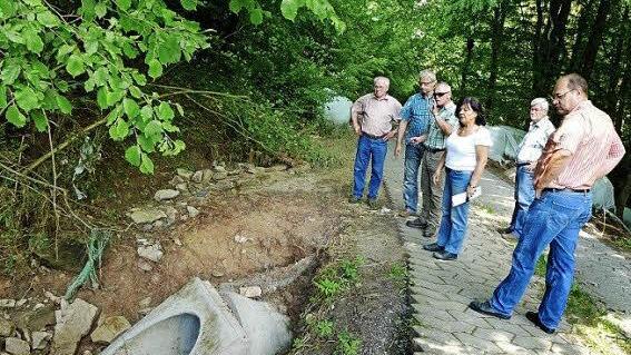 Die Gemeinder&auml;te r&auml;tselten, wie man die Gefahr bannen kann. Das Rinnsal, das sich jetzt aus dem Rohr ergie&szlig;t, kann sich bei Starkregen in k&uuml;rzester Zeit in einen gewaltigen Strom verwandeln.  Fotos: Sabine Mei&szlig;ner