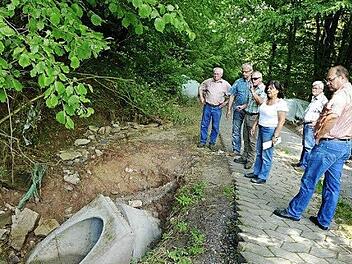 Die Gemeinderäte rätselten, wie man die Gefahr bannen kann. Das Rinnsal, das sich jetzt aus dem Rohr ergießt, kann sich bei Starkregen in kürzester Zeit in einen gewaltigen Strom verwandeln.  Fotos: Sabine Meißner