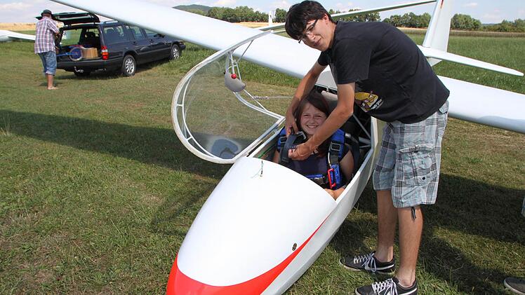 Damit nichts schief geht: Tobias Ehlert zieht den Sicherheitsgurt bei Linda Hümmer stramm und überprüft den festen Sitz. Fotos: Sebastian Vogt