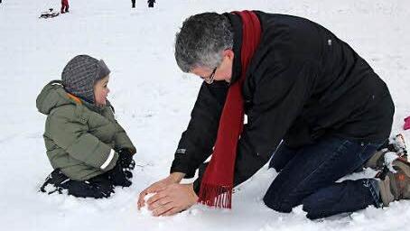 Björn Kleyhauer nutzt den ersten Schnee dieses Winters, um mit Sohn Frido einen Schneemann zu bauen.