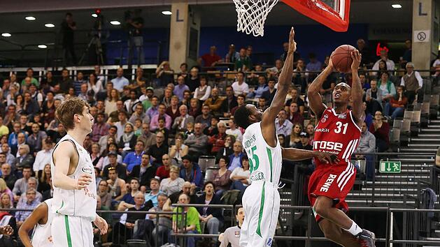 Jamar Smith (mit Ball) war in Trier mit 18 Punkten Bambergs Matchwinner. Foto: Daniel L&ouml;b