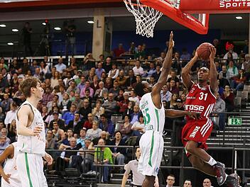 Jamar Smith (mit Ball) war in Trier mit 18 Punkten Bambergs Matchwinner. Foto: Daniel L&ouml;b