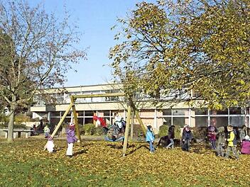 Von Sachverständigen unter die Lupe genommen werden alle Spielplätze in Rauhenebrach in den nächsten Wochen. Unser Bild zeigt den Spielplatz an der Schule in Untersteinbach. Foto: Sabine Weinbeer