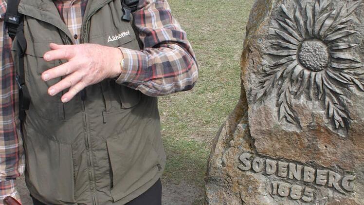 Günter Dittmar, Vorsitzender des Rhönklub Zweigvereins Hammelburg am Sodenberg Gedenkstein. Foto: Paul Zielger