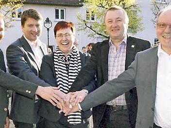 Glückwünsche der Kreuzbergallianzvertreter für die wiedergewählte Oberelsbacher Bürgermeisterin Birgit Erb (Mitte). Das Bild zeigt von links den stellvertretenden Sandberger Bürgermeister Roland Bühner, Landtagsabgeordneter Sandro Kirchner, der aus dem Landkreis Bad Kissingen stammend Wildflecken mit repräsentierte, Bischofsheims Bürgermeister Udo Baumann und Schönaus Bürgermeister Rudi Zehe.  Foto: Marion Eckert