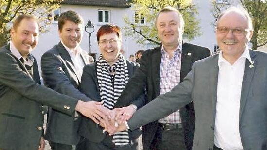 Glückwünsche der Kreuzbergallianzvertreter für die wiedergewählte Oberelsbacher Bürgermeisterin Birgit Erb (Mitte). Das Bild zeigt von links den stellvertretenden Sandberger Bürgermeister Roland Bühner, Landtagsabgeordneter Sandro Kirchner, der aus dem Landkreis Bad Kissingen stammend Wildflecken mit repräsentierte, Bischofsheims Bürgermeister Udo Baumann und Schönaus Bürgermeister Rudi Zehe.  Foto: Marion Eckert