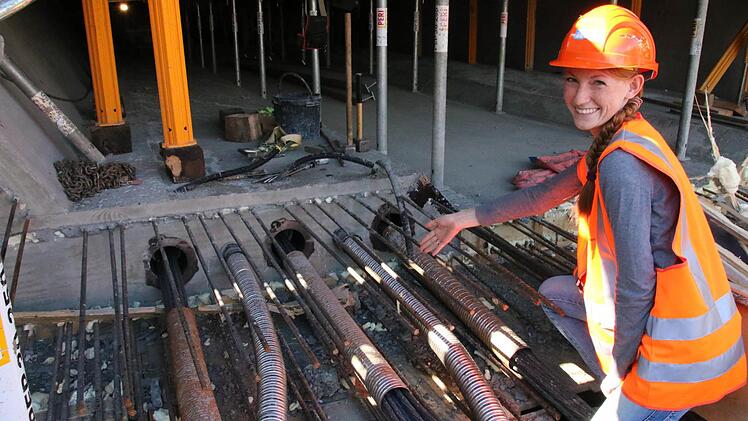 Bauleiterin Daniela Rohracker zeigt die armdicken Spannglieder. Foto: Ralf Ruppert
