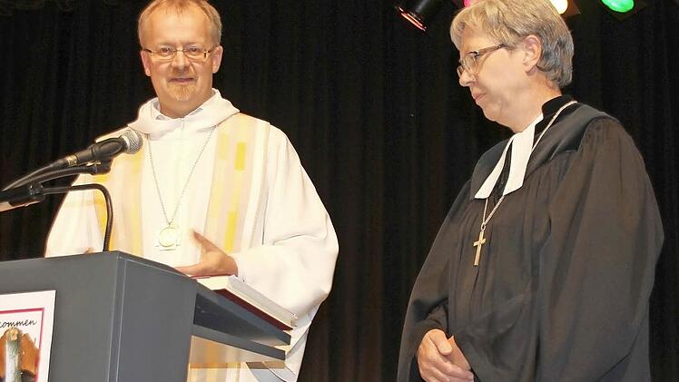 Thomas Teuchgräber und Dorothea Richter segneten die Räume.  Foto: Friedwald Schedel