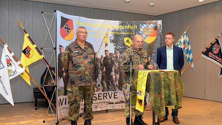 Das gelbe Band wird einer Einheit mit auf den Weg in einen Auslandseinsatz gegeben.Peter Rauch