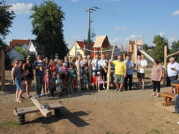 Es freuten sich nicht nur die Kinder, sondern auch deren Eltern zusammen mit den Mandatsträgern des Marktes Küps über den neuen Spielplatz, auf dem sich der Nachwuchs künftig austoben kann.Veronika Schadeck