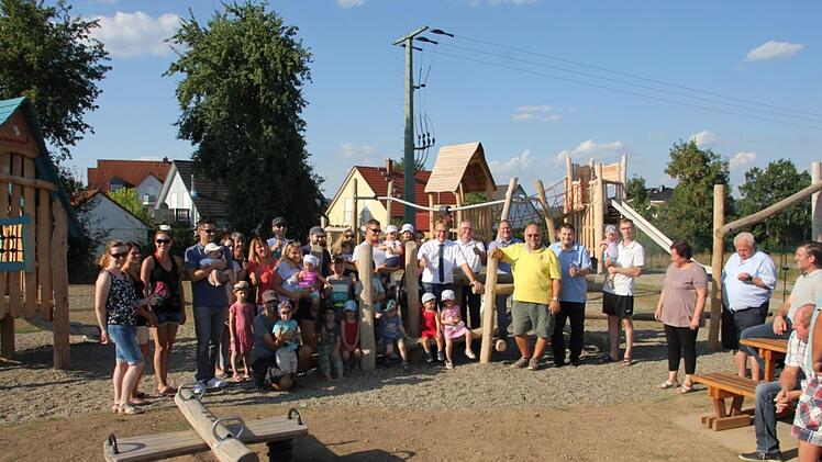 Es freuten sich nicht nur die Kinder, sondern auch deren Eltern zusammen mit den Mandatsträgern des Marktes Küps über den neuen Spielplatz, auf dem sich der Nachwuchs künftig austoben kann.Veronika Schadeck