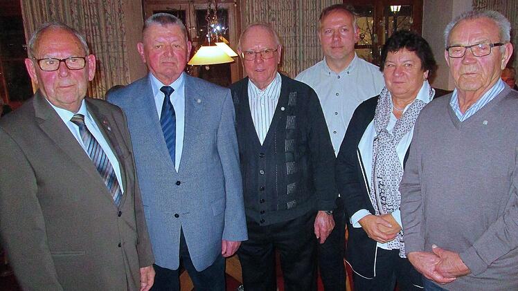 Zu den Gründungsmitgliedern des Weinbauvereins gehörten (von links) Edgar Hirt, Alfons Neubert, Josef und Stephan Merz, Christiana Ruppert und Gregor Eilingsfeld.Winfried Ehling