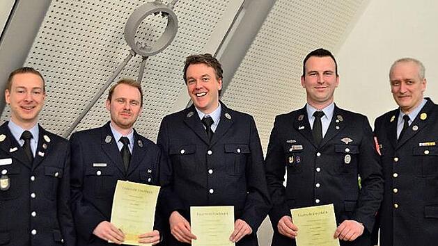Vorsitzender Josua Flierl (l.) und Stadtbrandinspektor Jürgen Mittermeier (r.) ehren beförderte Aktive (v. l.): Björn Paulitsch, Peter Becker und Johannes Gebhardt. Foto: privat