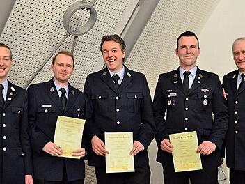 Vorsitzender Josua Flierl (l.) und Stadtbrandinspektor Jürgen Mittermeier (r.) ehren beförderte Aktive (v. l.): Björn Paulitsch, Peter Becker und Johannes Gebhardt. Foto: privat