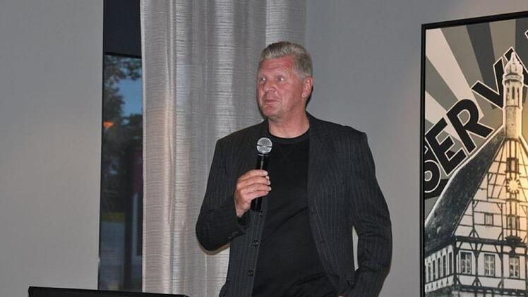 Der ehemalige Fu&szlig;ballnationalspieler Stefan Effenberg &uuml;bergab von ihm handsignierte Seidlakr&uuml;ge mit dem Wappen des FC Bayern M&uuml;nchen. Foto: Leo H&uuml;hnlein