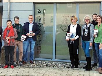 Vertreter der Beratungsstellen freuen sich mit Bürgermeister Thomas Löffler (Sechster von links) über "10 Jahre Beratungshaus für die Rennsteigregion" in Steinbach am Wald.  Foto: Heike Schülein