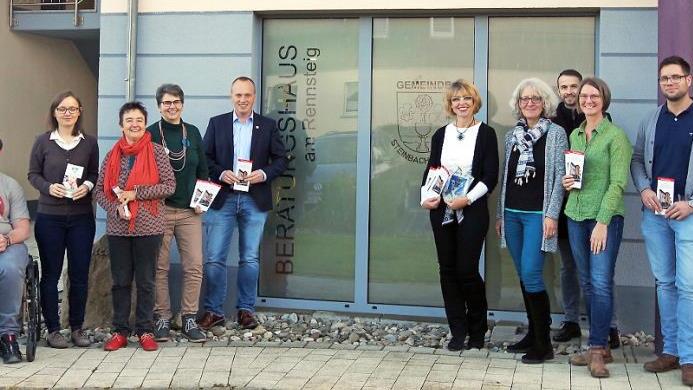 Vertreter der Beratungsstellen freuen sich mit Bürgermeister Thomas Löffler (Sechster von links) über "10 Jahre Beratungshaus für die Rennsteigregion" in Steinbach am Wald.  Foto: Heike Schülein