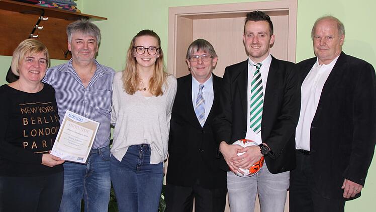 "Bayerns Fußballfamilie 2019" (von links): Sissy Schmitt, Andreas Schmitt, Leonie Schmitt, Kreis-Ehrenamtsbeauftragter Klaus Eisenmann,              Frank Schmitt und Kreisvorsitzender Rainer Lochmüller. Auf dem Bild fehlt Vera Schmitt. Hilmar Ruppert
