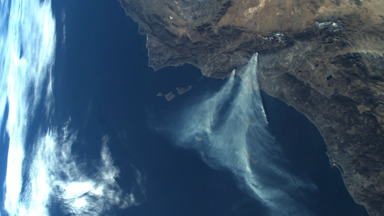 Satellit der Uni Würzburg fotografiert Waldbrände in den USA.