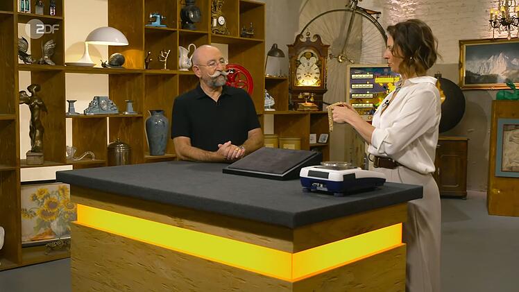 Als Wendela Horz die Glieder des Gold-Armbands &uuml;ber ihre Finger gleiten lie&szlig;, brachte das den Moderator v&ouml;llig aus dem Konzept. "Oh, ich mag das! Mach noch mal!", bat Horst Lichter inmitten seines Moderationssatzes.