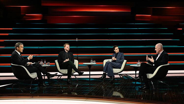 Markus Lanz (links) diskutierte am Dienstagabend unter anderem mit (von links) Tim Kl&uuml;ssendorf, Dagmar Rosenfeld und Milit&auml;rexperte Christian M&ouml;lling.