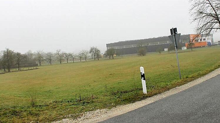 Auf diesem Gelände am Ortsrand von Unterneuses will die Bäckerei Schedel ihr neues Gebäude errichten. Foto: Tobias Kindermann